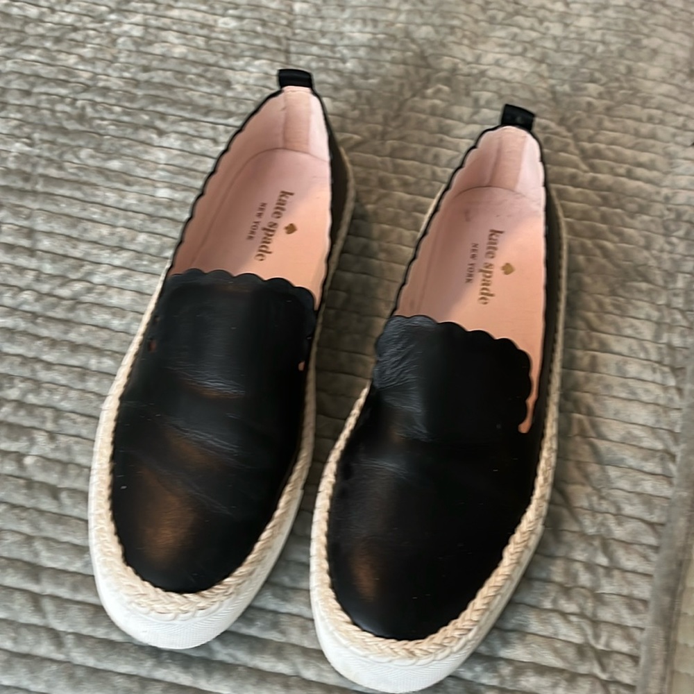 Kate spade shoes scalloped around shoes beautiful flats inside like new
